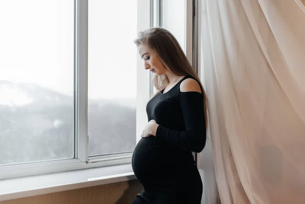 Una Ragazza Incinta Respira Aria Fresca Dalla Finestra — Foto Stock