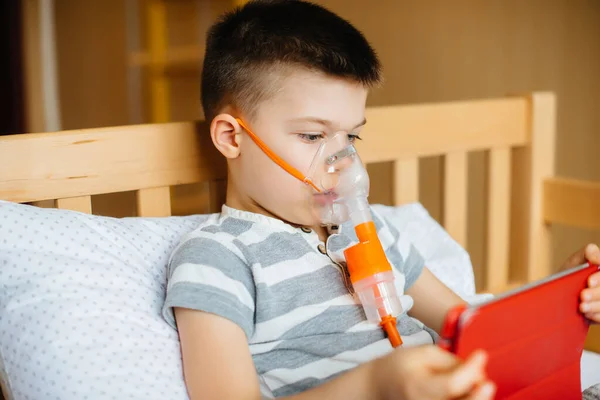 Niño Juega Con Una Tableta Durante Procedimiento Inhalación Pulmonar Medicina — Foto de Stock