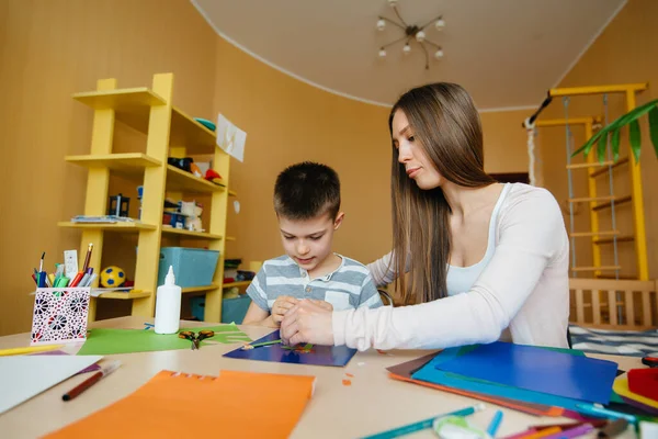 Uma Jovem Mãe Está Fazendo Trabalhos Casa Com Seu Filho — Fotografia de Stock