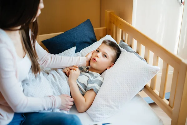 Una Madre Prende Cura Del Suo Bambino Che Febbre Febbre — Foto Stock