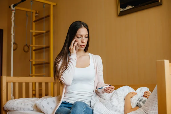 Una Madre Cuida Hijo Que Tiene Fiebre Fiebre Enfermedades Asistencia — Foto de Stock