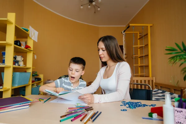 Uma Jovem Mãe Está Fazendo Trabalhos Casa Com Seu Filho — Fotografia de Stock