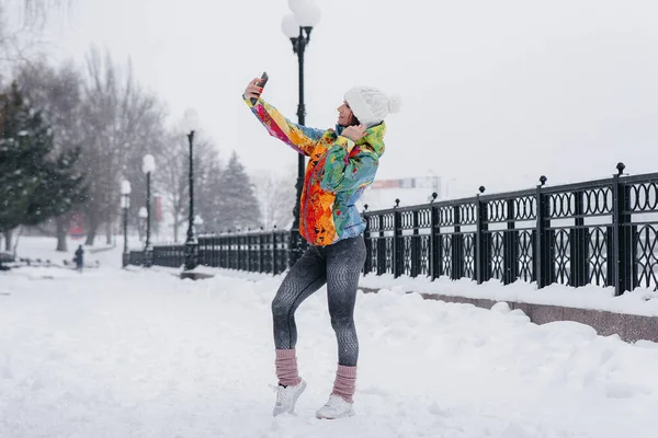 Young Athletic Girl Takes Selfie Frosty Snowy Day Fitness Recreation — Stock Photo, Image