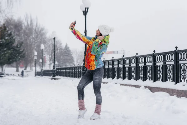 Une Jeune Fille Sportive Prend Selfie Par Une Journée Givrée — Photo