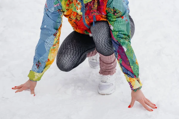 Una Hermosa Joven Está Corriendo Día Helado Nevado Deportes Estilo —  Fotos de Stock