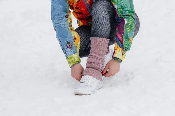 Young Athletic Girl Ties Her Shoes Frosty Snowy Day Fitness — Stock Photo, Image