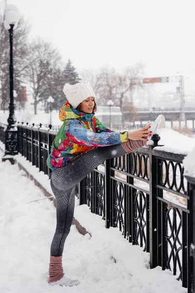 Une Jeune Fille Sportive Échauffe Avant Courir Par Une Journée — Photo