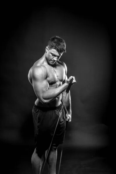 Joven Atleta Sexy Posando Sobre Fondo Negro Estudio Fitness Musculación — Foto de Stock