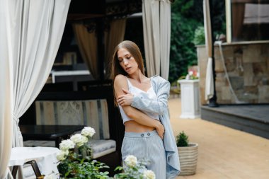 Rahatlarken poz veren güzel bir genç kız, iş kadını. Rahatlama.