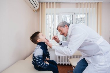 Genç bir çocuk modern bir klinikte deneyimli bir doktor tarafından dinlenir ve tedavi edilir. Bir virüs ve bir salgın.