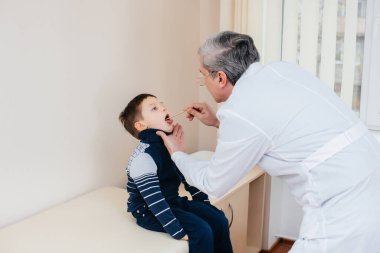 Genç bir çocuk modern bir klinikte deneyimli bir doktor tarafından dinlenir ve tedavi edilir. Bir virüs ve bir salgın.
