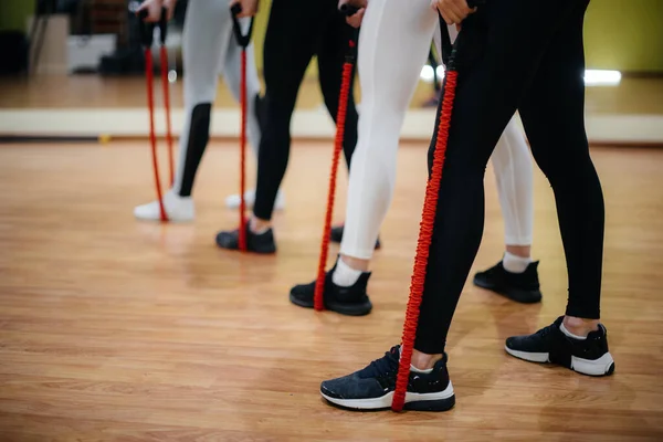 Meninas Jovens Atléticas Envolvem Aptidão Aeróbica Uma Classe Grupo Fitness — Fotografia de Stock