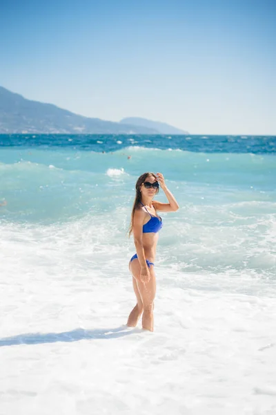 Uma Jovem Garota Sexy Está Descansando Oceano Dia Ensolarado Recreação — Fotografia de Stock