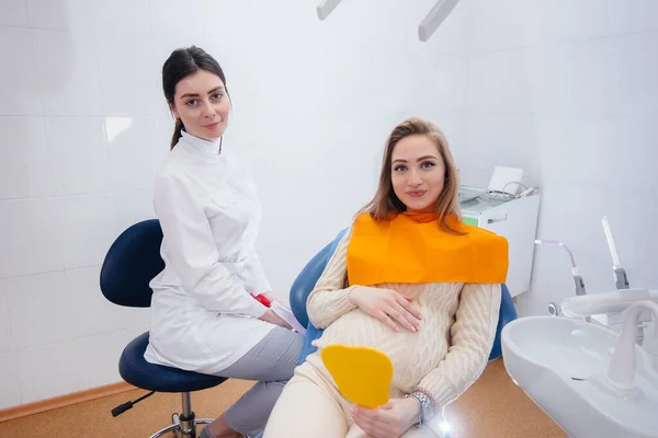 Professional Dentist Treats Examines Oral Cavity Pregnant Girl Modern Dental — Stock Photo, Image