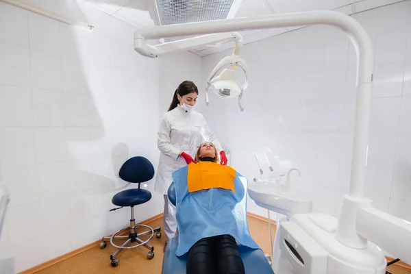 Dentista Realiza Exame Consulta Paciente Odontologia — Fotografia de Stock