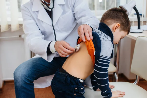 Niño Escuchado Tratado Por Médico Experimentado Una Clínica Moderna Virus — Foto de Stock