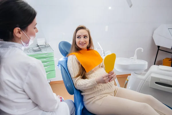 Ένας Επαγγελματίας Οδοντίατρος Αντιμετωπίζει Και Εξετάζει Στοματική Κοιλότητα Ενός Έγκυου — Φωτογραφία Αρχείου
