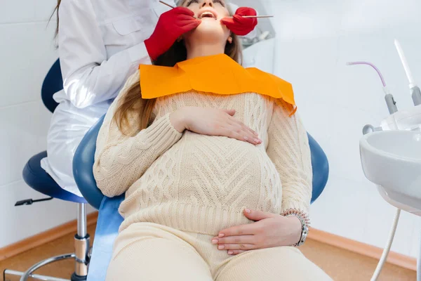 Dentista Professionista Tratta Esamina Cavità Orale Una Ragazza Incinta Moderno — Foto Stock