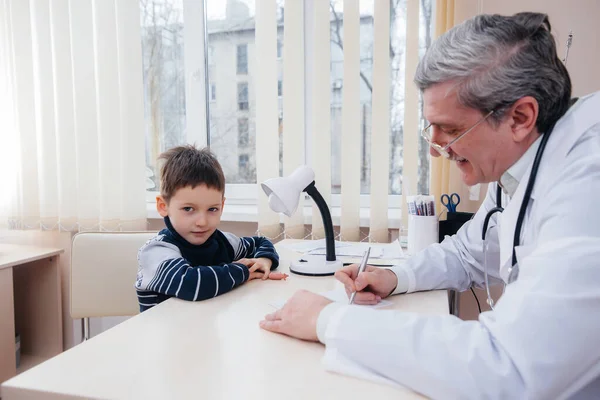 소년이 진료소에서 경험있는 의사의 치료를 받는다 바이러스와 전염병 — 스톡 사진