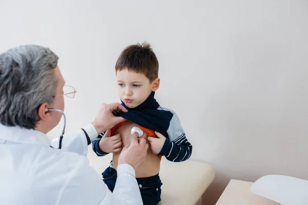 Mladého Chlapce Poslouchá Léčí Zkušený Lékař Moderní Klinice Virus Epidemie — Stock fotografie