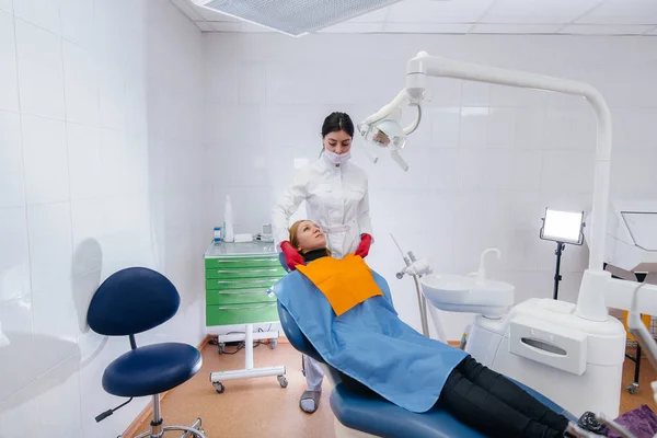 Dentysta Przeprowadza Badania Konsultacje Pacjentem Stomatologia — Zdjęcie stockowe