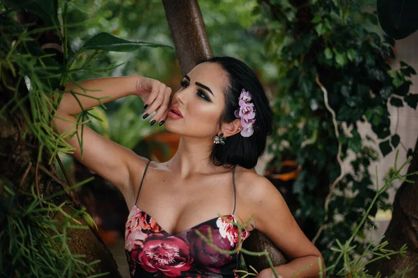 Uma Jovem Bela Morena Posando Entre Densas Moitas Selva Floresta — Fotografia de Stock