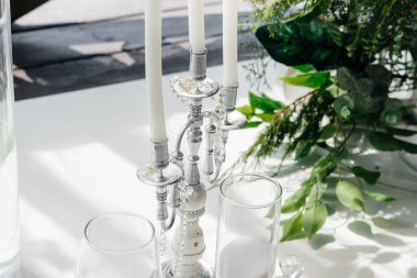 Tatil masasında büyük bir tabak aperatif..