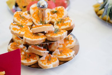 Tatil masasında büyük bir tabak aperatif..