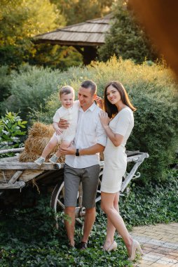 Oğulları gün batımında parkta yürüyen mutlu bir aile. Mutluluk. Aşk