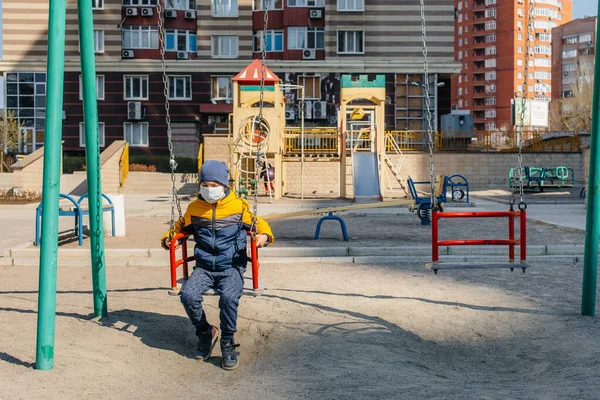 Garotinho Mascarado Caminha Parque Infantil Durante Quarentena Fique Casa — Fotografia de Stock