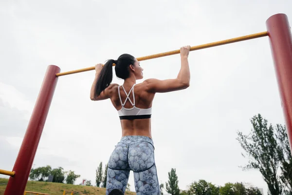 Sexy Girl Pulled Horizontal Bar Open Air Fitness Healthy Lifestyle — Stock Photo, Image