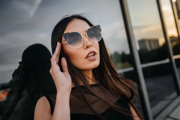 Menina Elegante Jovem Sexy Posando Frente Centro Negócios Preto Moda — Fotografia de Stock