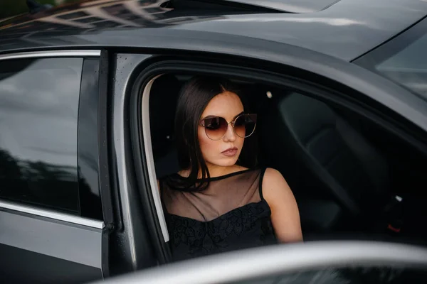 Elegante Chica Joven Sentada Coche Clase Ejecutiva Vestido Negro Moda — Foto de Stock