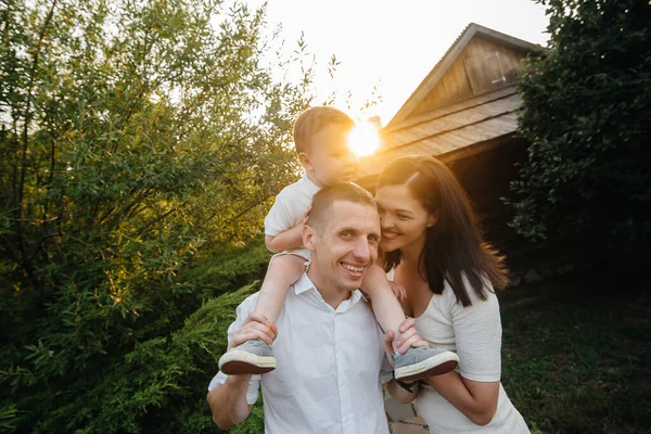 Família Feliz Com Seu Filho Andando Parque Pôr Sol Felicidade — Fotografia de Stock