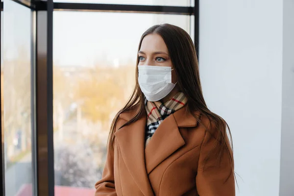 Una Joven Camina Con Una Máscara Durante Pandemia Coronovirus Cuarentena — Foto de Stock