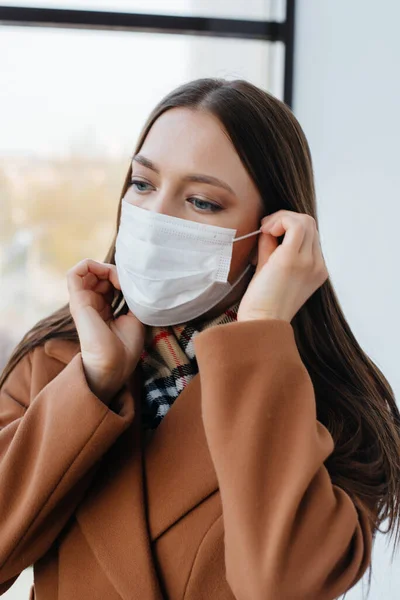 Uma Jovem Caminha Com Uma Máscara Durante Pandemia Coronovírus Quarentena — Fotografia de Stock