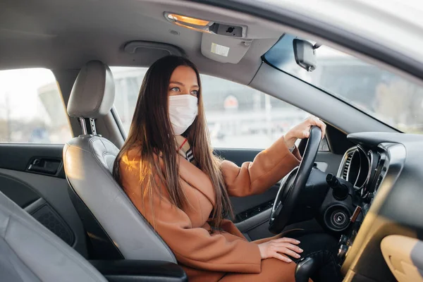 Ένα Νεαρό Κορίτσι Κάθεται Πίσω Από Τιμόνι Στο Αυτοκίνητο Μάσκα — Φωτογραφία Αρχείου