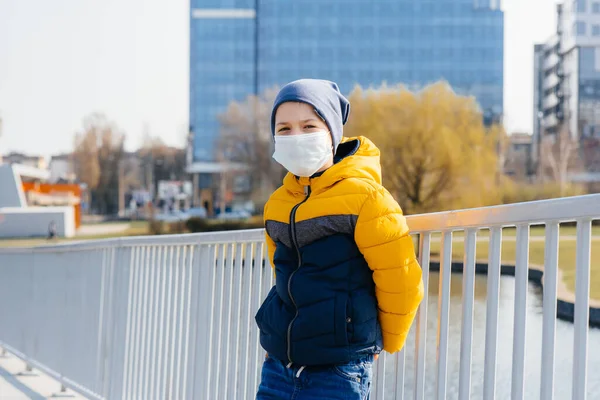 Bir Çocuk Karantina Sırasında Maske Takmış Gri Bir Arka Planda — Stok fotoğraf