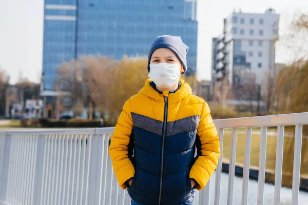 Niño Está Parado Sobre Fondo Gris Una Máscara Durante Una — Foto de Stock