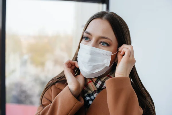 Uma Jovem Caminha Com Uma Máscara Durante Pandemia Coronovírus Quarentena — Fotografia de Stock