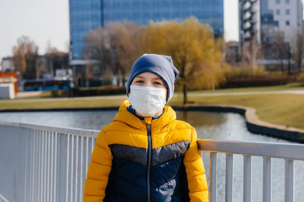 Niño Está Parado Sobre Fondo Gris Una Máscara Durante Una — Foto de Stock