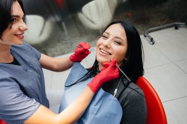 Diş hekimi hastanın dişlerini tedavi eder. Dişçilik