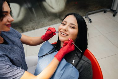 Diş hekimi hastanın dişlerini tedavi eder. Dişçilik