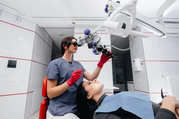 Dentista Mira Través Microscopio Realiza Una Cirugía Paciente — Foto de Stock