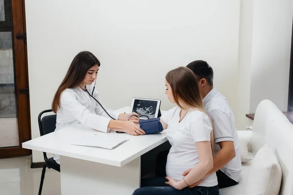 Doktor Měří Tlak Těhotné Dívky Klinice Těhotenství Zdravotní Péče — Stock fotografie