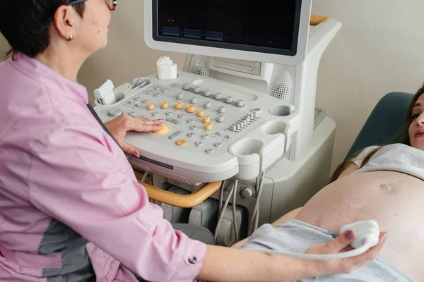 一个怀孕的女孩在诊所接受腹部超声波检查 体格检查 — 图库照片