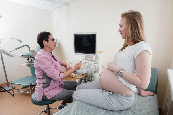 Těhotná Dívka Doporučena Lékařem Ultrazvuku Klinice Lékařské Vyšetření — Stock fotografie