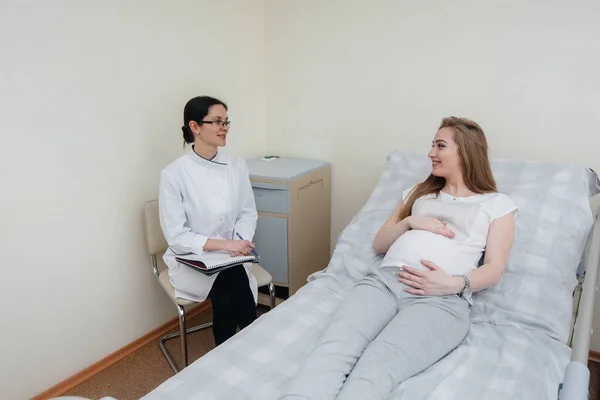 Läkaren Ger Råd Och Betjänar Ung Gravid Flicka Läkarmottagning Läkarundersökning — Stockfoto