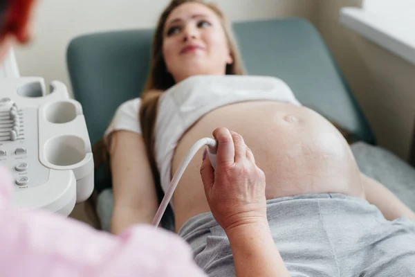 Una Niña Embarazada Está Haciendo Una Ecografía Del Abdomen Clínica — Foto de Stock