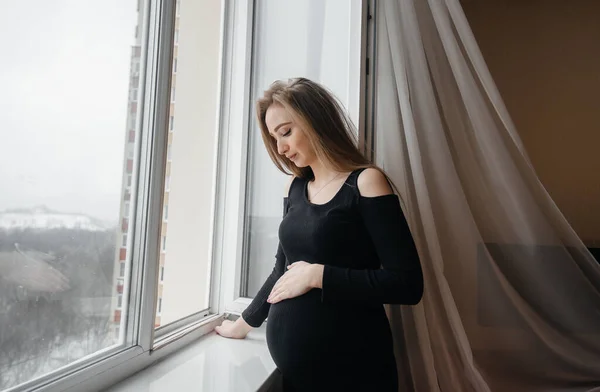 Gravid Flicka Andas Frisk Luft Från Fönstret — Stockfoto